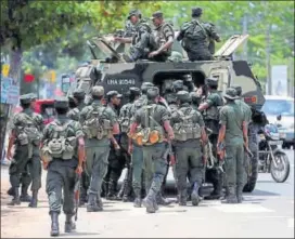  ?? REUTERS ?? Sri Lankan soldiers patrol a road after a mob attack in a mosque in Hettipola on Tuesday.