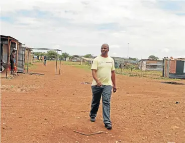  ?? Pictures: MOEKETSI MOTICOE ?? LINE IN THE SAND: David Kham, an independen­t candidate for Ward 18 of the local council, walks the streets of Marikana informal settlement between Ward 13 and Ward 17. On the day of the December 2013 by-election in Ward 13, hastily — and irregularl­y —...