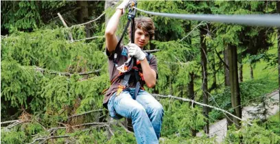  ?? Foto: Christof Mahler/Abenteuerw­erkstatt GmbH/tmn ?? An der Zipline geht es steil nach unten. Auf insgesamt 16 Bahnen, die mal lang und steil, mal kurz und sachte bergab führen, kann der Puls schon mal ins Rasen kommen.