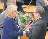  ?? FOTO: DPA ?? Ex-Ministerpr­äsidentin Hannelore Kraft (SPD) gratuliert ihrem Nachfolger als Erste.