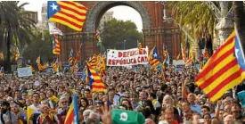  ?? AP ?? People with Catalan flags demand independen­ce in Barcelona.—