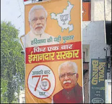  ?? MANOJ DHAKA/HT ?? Publicity material put up by the government and political parties can be seen across Rohtak city.