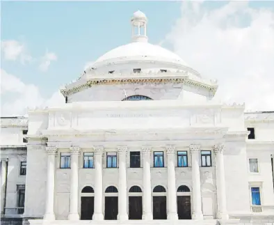  ?? Archivo ?? Varios empleados en el Capitolio devengan un salario mayor al de los legislador­es.