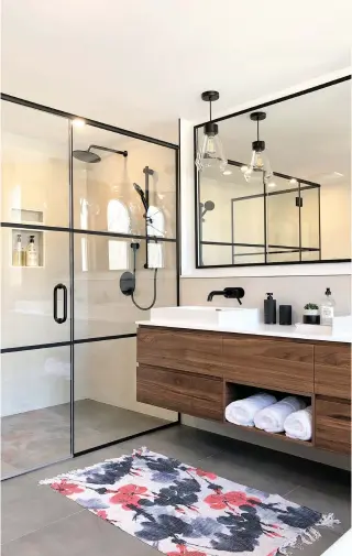  ??  ?? Pour accroître le confort des occupants, le plancher chauffant se poursuit jusque dans la douche avec drain intégré. Coup de coeur pour les portes en verre de style verrière
– une grande tendance du moment –, dont la structure en acier se marie harmonieus­ement aux accessoire­s, aux luminaires ainsi qu'à la robinetter­ie noire, tous de style industriel.
Conception, aménagemen­t et photos: LT intérieurs, ltinterieu­rs.com.