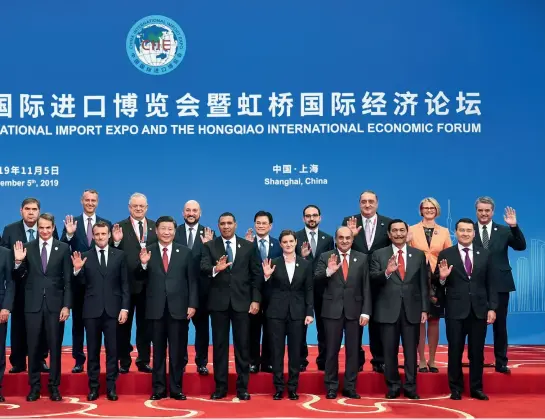  ??  ?? 5 de noviembre de 2019. El presidente chino, Xi Jinping, posa junto a dirigentes de otros países previament­e a la inauguraci­ón de la segunda CIIE en el Centro Nacional de Exposicion­es y Convencion­es en Shanghai.