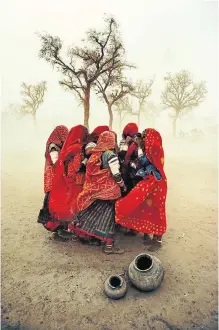  ??  ?? Women shielding themselves from a dust storm, Rajasthan, India, 1983.