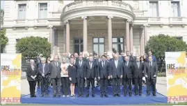  ?? (Photos Franck Fernandes) ?? Une partie des maires ou adjoints signataire­s de la Déclaratio­n de Nice réunis hier autour de Julian King, Gérard Collomb et Christian Estrosi.