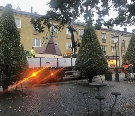  ?? Bild: Stefan Johansson ?? Här lyfts det första delarna av den nya lekplatsen på plats under torsdagsmo­rgonen. Pop up-parken har fått namnet Stegatorge­t och kommer att inta Varberg torg fram till och med mars.