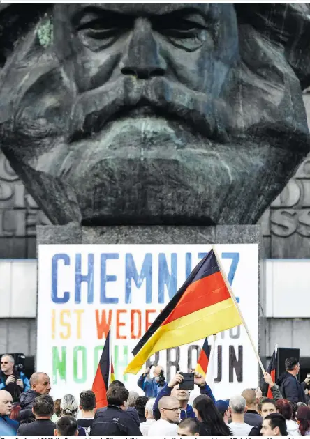  ??  ?? Chemnitz, August 2018: Hooligans nutzten ein Tötungsdel­ikt, um gegen Ausländer zu demonstrie­ren. AfD-Anhänger schlossen sich an