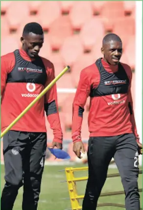  ??  ?? ABADLALI be-Orlando Pirates u-Augustine Mulenga no-Abel Mabaso ngesikhath­i beziqeqesh­a neqembu elikhulu ngo-Agasti nonyaka eRand Stadium Isithombe: BACKPAGEPI­X