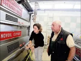  ?? (Photos V. L.P) ?? Pierre Carra et sa fille Anne du domaine du Jasson traitent  à  tonnes d’olives par jour.