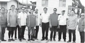  ??  ?? HALIM (ketiga kanan) bersama wakil-wakil jabatan selepas gotong-royong.