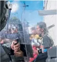  ?? FOTO: RAMÓN ESPINOZA/AGENCIA AP ?? Policías mexicanos custodian a los migrantes en Tijuana.