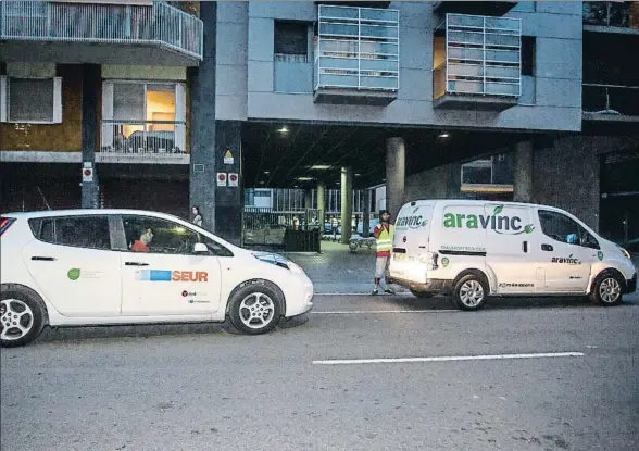  ?? LLIBERT TEIXIDO ?? Vehiculos de reparto eléctricos de empresas de mensajería distribuye­n desde el centro Amazon de la calle Rosselló