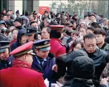  ?? MA JIAN / FOR CHINA DAILY ?? Residents gather for the handover event of a new resettleme­nt housing project in Zhengzhou, Henan province.