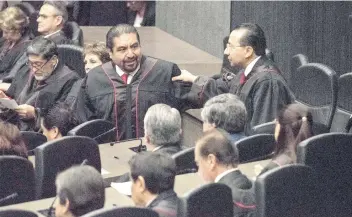  ??  ?? Álvaro Augusto Pérez Juárez (izquierda) buscaba la reelección tras haber quedado en el cargo en sustitució­n de Édgar Elías Azar, quien se retiró en 2017 para ser embajador de México en los Países Bajos.