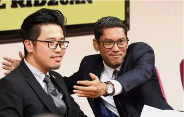  ?? — RONNIE CHIN/ The Star ?? No problem: Ahmad Faizal (right) hugging state exco member to show he has a good working relation with his state exco members.