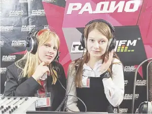  ?? ?? Софья Бобр и Ксения Конотопец – в радиоэфире.