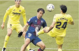  ?? EFE ?? Okazaki y Pedraza pugnan durante el choque //