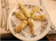  ??  ?? APTITRETAN­DE BLOMMOR. Friterade zucchinibl­ommor fyllda med mozzarella och sardeller är en himmelsk förrätt.
