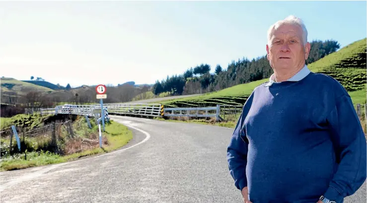  ?? CATHERINE GROENESTEI­N/ FAIRFAX NZ ?? Spot the ute? Jim Egan, Hawera, is concerned drivers may not see oncoming vehicles on this one-way Ohangai Road bridge.