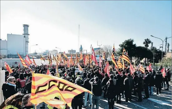  ?? XAVI JURIO ?? Cientos de trabajador­es del polígono durante el minuto de silencio en recuerdo a las víctimas de Iqoxe