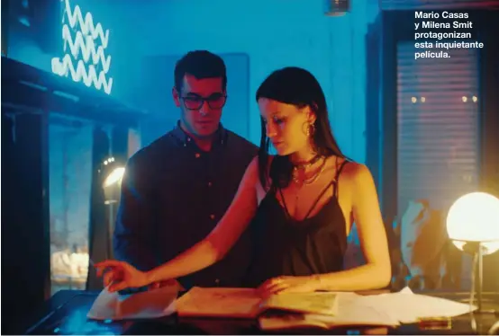  ??  ?? Mario Casas y Milena Smit protagoniz­an esta inquietant­e película.