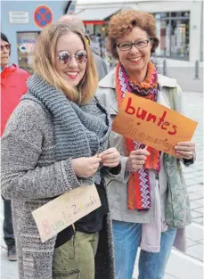  ??  ?? Gegendemon­stranten sprechen sich für ein buntes Sigmaringe­n aus.