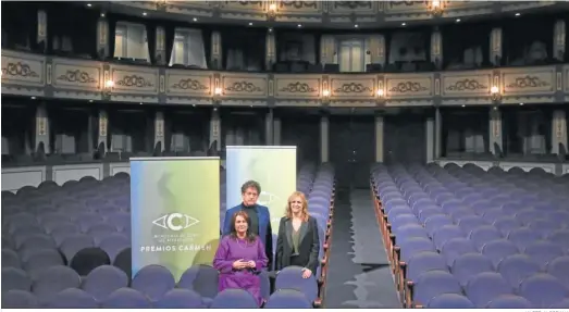  ?? JAVIER ALBIÑANA ?? Los actores Pedro Casablanc y Adelfa Calvo y la Presidenta de la Academia de Cine de Andalucía en el Teatro Cervantes