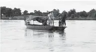  ?? CORTESÍA ?? En esta canoa trasladaro­n el cuerpo del menor.