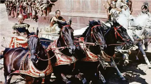  ?? Divulgação ?? Charlton Heston (sem capacete), como Ben-hur, na famosa sequência da corrida de bigas do épico