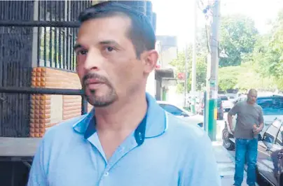  ??  ?? ACUSADO. Carlos Alberto Valladares evitó la captura de Devis Leonel Rivera al manipular una investigac­ión de homicidio cuando era jefe de esa unidad en San Pedro Sula.