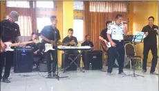  ?? FAJRIN MARHAENDRA/JAWA POS ?? USIR JENUH: Bambang Haryanto (dua dari kanan) bersama Prison Band.