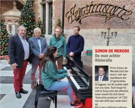  ?? FOTO JW FOTO RR ?? Camille Ronsse test de piano in de inkomhal van het kasteel onder toeziend oog van woordvoerd­er Thierry de Chaffoy, kasteeleig­enaar Robert Coosemans, regisseur Steven De Nijs en Thomas Coosemans.