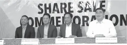  ??  ?? Officials of Megawide Constructi­on Corp. and Social Security System pose following a news conference at the Sulo Riviera Hotel in Quezon City on Friday.