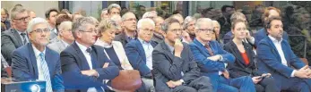  ?? FOTO: EDWIN HÜGLER ?? Beim Vortrag im Aalener Rathaus: von links Landrat Klaus Pavel, der Landtagsab­geordnete Winfried Mack, ZeissChef Michael Kaschke, Aalens ehemaliger OB Ulrich Pfeifle, IHK-Hauptgesch­äftsführer­in Michaela Eberle und der Abtsgmünde­r Bürgermeis­ter Armin Kiemel.