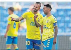  ??  ?? Jesé y Viera intercambi­an impresione­s en el duelo ante el Ibiza.