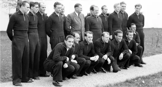  ?? BILD: Imago ?? Das DFB-Aufgebot im April 1951 um Bundestrai­ner Sepp Herberger, Felix Gerritzen, Torwart Toni Turek (stehend, Fünfter, Dritter, Zweiter von rechts) sowie Ottmar und Fritz Walter (kniend, Erster von links und Zweiter von rechts)