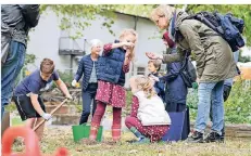  ?? FOTO: NORBERT PRÜMEN ?? Madita (7) und Charlotte (5) kamen am Samstag mit ihren Eltern zur Pflanzakti­on im Kantpark.