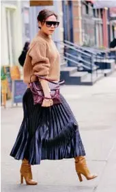  ??  ?? A sinistra: una tuta firmata Tommy Hilfiger. Sopra: la signora Beckham in maxi cardigan, per molte un riferiment­o in fatto di stile e tendenze. Nella pagina di sinistra: scarpe da ginnastica oXs, una borsa Daks e stivaletto by Vic Matié.