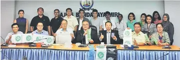  ??  ?? Yii (seated fourth left),Yong (seated third right), councillor­s and others encourage the public to switch from normal plastic to biodegrada­ble plastic.