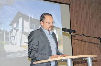  ?? FOTO: BIANKA ROITH ?? Rektor Michael Maurer berichtete bei der Bürgervers­ammlung in Hausen ob Verena, wie es gelungen ist, die Grundschul­e mit viel Eigeniniti­ative zu stärken.