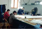  ??  ?? Al lavoro
I ragazzi della comunità di Tursi, in Basilicata, realizzano mascherine nel laboratori­o di sartoria