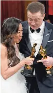  ?? ?? MICHELLE YEOH y Brendan Fraser posan con sus premios a mejor actriz y actor durante los premios Oscar