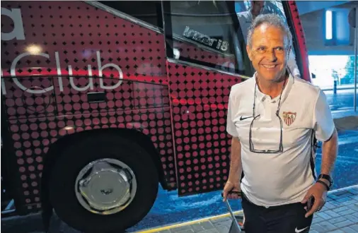  ??  ?? Joaquín Caparrós sonriente durante su segunda etapa como técnico del Sevilla, y ahora se marcha con Armenia.