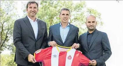  ?? FOTO: PERE PUNTÍ ?? Delfi Geli flanquado por Ferran Soriano, CEO del City Football Group, y Pere Guardiola, propietari­o de Girona Football Group