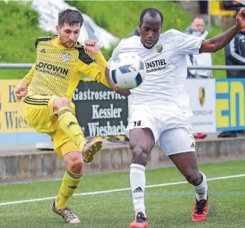  ?? FOTO: KEROSINO ?? Der Wiesbacher Engin Yalcin (links) kommt zum Flanken, bevor Kevin Olali (rechts) aus Morlautern eingreifen kann. Wiesbach rettete am Ende einen knappen 3:2-Sieg über die Zeit.