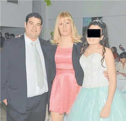  ??  ?? El acusado. Alberto Padrón (43), con su esposa y la cumpleañer­a. A la fiesta también fue una de las víctimas.