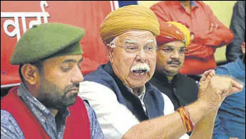  ?? SONU MEHTA/HT PHOTO ?? Founder of Shree Rajput Karni Sena Lokendra Singh Kalvi (centre) Founder at a press conference on the outfit’s objections to the film at the Press Club in New Delhi, India on Wednesday.