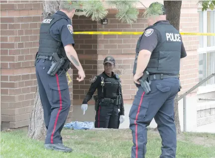  ?? ERROL MCGIHON ?? Ottawa police investigat­e on Hilda Street at the scene of a confrontat­ion between officers and a man who was later sent to hospital. Police say the man suffered medical distress, but witnesses told Postmedia he was beaten by several officers.